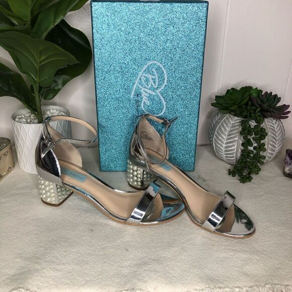 Betsey Johnson Womens Solid Ankle Strap Open Toe Block Heel Sandal Silver - Picture 3 of 5